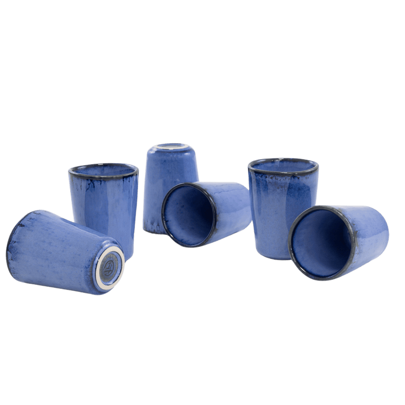 blaue keramik tassen in klein espress tassen